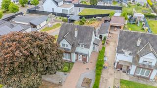 Bent u op zoek naar een woning die u volledig naar eigen smaak kan inrichten? Dan biedt deze woning op de Prinsenlaan 17 in Maasmechelen heel wat mogelijkheden. Gelegen op een perceel van 4a97ca beschikt deze woning over een praktische indeling, drie slaapkamers en een aangename tuin met overdekt terras. <br /><br /><u><strong>Omgeving</strong></u><br />De woning is gelegen op een gunstige locatie in Maasmechelen met een vlotte verbinding naar omliggende gemeenten en belangrijke invalswegen. De op- en afritten van de E314 bevinden zich op korte afstand, wat zorgt voor een goede bereikbaarheid richting Genk, Hasselt en Nederland. Daarnaast bevinden winkels, scholen, openbaar vervoer en andere dagelijkse voorzieningen zich in de nabije omgeving, wat deze locatie extra aantrekkelijk maakt voor gezinnen en pendelaars.<br /><br /><u><strong>Indeling van de woning</strong></u><br />Bij het betreden van de woning komt u terecht in de inkomhal, dewelke aan de linkerzijde toegang biedt tot de leefruimte met zicht op de voor- en achtertuin. Aan de achterzijde van de woonkamer bevindt zich de keuken. Op het gelijkvloers is eveneens een apart gastentoilet voorzien.<br /><br />Verder beschikt de woning over drie slaapkamers en een badkamer op de verdieping, momenteel ingericht met een lavabo, douche en toilet.<br /><br />De woning beschikt daarnaast over een zolderruimte en is gedeeltelijk onderkelderd, wat zorgt voor extra bergruimte en bijkomende mogelijkheden.<br /><br />Buiten geniet u van een gezellige tuin waar het aangenaam vertoeven is met een overdekt terras en tuinhuis.<br /><br /><u><strong>Troeven van deze woning</strong></u><br />- Gunstige ligging nabij winkels, scholen en verbindingswegen<br />- Perceel van 4a 97ca<br />- Overdekt terras en tuin<br />- Drie slaapkamers<br />- Gedeeltelijk onderkelderd<br />- Bergzolder aanwezig<br />- Dubbele beglazing met pvc-profielen<br />- Veel potentieel<br /><br />Interesse in deze woning? Neem gerust contact op met ons kantoor voor meer informatie of een bezoek ter plaatse.<br />Tel. <span><strong>+32 (0)89 23 44 22 </strong></span><br />Mail. <span><strong>info@immoverslegers.be </strong></span>