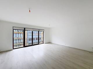 ANDERLECHT, vlakbij Westland Shopping en het openbaar vervoer, mooi gerenoveerd appartement met 2 slaapkamers van ± 84 m², gelegen op de 2e verdieping met lift. Het appartement is als volgt ingedeeld: inkomhal met inbouwkasten en wasmachineaansluiting, ruime woonkamer van ± 27 m², terras van ± 4 m² op het oosten, keuken (oven, inductiekookplaten, afzuigkap, koelkast, diepvriezer en vaatwasser), toilet, badkamer met dubbele wastafel, 2 slaapkamers (± 12 m² en ± 15 m²), waarvan één met inbouwkasten en een balkon van ± 2 m² op het westen, en een kelder. Alle oppervlakten zijn bij benadering. EPB: D-, 201 kWh/(m²/jaar). Direct beschikbaar. Raming servicekosten: 150 €/maand (gemeenschappelijke kosten). Verplichte parkeerplaats: 100 €/maand.