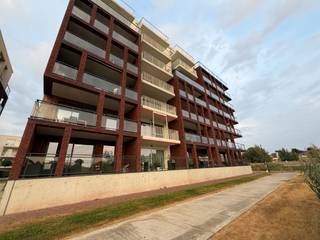 ✨Gezellig, recent & instapklaar wonen met ruim terras! 🌿<br /><br />Op zoek naar het perfecte huurappartement?<br />Dit recent geschilderde 2-slaapkamerappartement op de eerste verdieping combineert comfort, ruimte en een topafwerking.<br /><br />De troeven op een rij:<br />☀️ Royaal terras: Geniet van buitenruimte op je terras van 2 x 5 meter.<br />🛋️ Lichte leefruimte: Gezellige woonkamer met aansluitend een volledig uitgeruste keuken (oven, vaatwasser & koelkast met vriesvak voor je favoriete pizza!).<br />🍳 Praktisch: Aangrenzende berging bij de keuken + een inkomhal.<br />😴 2 Slaapkamers: Ruim en rustig gelegen.<br />🛁 Badkamer: Voorzien van een ruim bad mét douchemogelijkheid.<br />🚽 Apart toilet: Modern hangtoilet.<br />🚗 Parkeren & Berging: Inclusief private ondergrondse autostaanplaats (nr. 10) en een eigen kelderberging (nr. 39).<br />🚲 Fietsvriendelijk: Overvloed aan private én publieke fietsenberging.<br />Instapklaar, fris geverfd en klaar voor jouw meubels! 🔑<br />📞 Interesse? Neem snel contact op voor een bezoek!<br /><br />#TeHuur #AppartementTeHuur #Immo #Instapklaar #Huren #Droomwoning #Vastgoed #Terras #Wonen<br /><br />Bekijk ons filmpje : Rietvoornstraat 24 b 101, Harelbeke, parking 10; kelder 39<br /><br />EPB : 29 kWh/m² (Super goed !!) - Pand is aangesloten op het warmtenet van de verbrandingsoven.<br />Vrij : 01 september 2026<br />HP : € 850 + €50/m<br />HWB : 3 maanden, zijnde 3x850 euro, 2.550,00 geblokkeerd op naam van de huurder<br />Huurcontract : 9j<br />Bel Guillaume 056/705262 optie verhuur