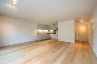 1STE VERDIEPINGInkomhal 5m² op parket met gastentoilet en handenwasser.Woonkamer 36m² op parket met schuifraam naar terras 23m² op tegel.Volledig...