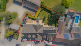 <p><span>Villa spacieuse avec un potentiel exceptionnel (574 m² de surface habitable) EPC B</span></p><p><span>Découvrez cette propriété unique et polyvalente avec une surface habitable impressionnante de pas moins de 574 m², située sur un terrain de 963 m². Alliant espace, qualité et flexibilité, cette villa située au centre de la ville offre de nombreuses possibilités : d'une spacieuse maison familiale à un logement en cohabitation ou à un cabinet à domicile (ancien cabinet dentaire).</span></p><p><span>La maison a été construite avec des matériaux de qualité en parfaite harmonie avec l'ensemble. Grâce à un agencement bien pensé, vous bénéficierez d'un espace de vie et d'un confort exceptionnels.</span></p><p><span>Layout:<br />En entrant dans la maison, on remarque tout de suite l'espace de vie généreux, composé d'une salle à manger lumineuse et d'une cuisine fonctionnelle. De plus, la propriété dispose d'une immense mancave (ou deuxième espace de vie), idéale pour la détente ou les loisirs.</span></p><p><span>L'ancien cabinet comprend une entrée séparée avec salle d'attente et deux bureaux, ce qui rend cette propriété très adaptée aux indépendants ou aux professions libérales.</span></p><p><span>En outre, il n'y a pas moins de 6 chambres spacieuses, avec des pièces supplémentaires qui pourraient facilement être converties en chambres supplémentaires - les possibilités d'expansion ne sont absolument pas limitées ici. La propriété dispose d'une salle de bain spacieuse, d'une salle de douche au rez-de-chaussée avec buanderie, et d'un grand grenier aménageable.</span></p><p><span>Atouts supplémentaires :</span></p><ul><li><span>Rangement au sous-sol </span></li><li><span>Garage et abri de jardin </span></li><li><span>Terrasse ensoleillée et jardin agréable </span></li><li><span>Efficacité énergétique avec label EPC B </span></li><li><span>Chauffage central au gaz naturel (renouvelé en 2020) </span></li><li><span>20 panneaux solaires et batterie domestique </span></li><li><span>Eau de forage disponible </span></li></ul><p><span>Cette propriété est une aubaine pour ceux qui recherchent de l'espace, de la flexibilité et un emplacement stratégique. Idéal pour les familles nombreuses, les indépendants ou les personnes à la recherche d'un projet de cohabitation.</span></p><p><span>Intéressé(e) ? Contactez-nous dès aujourd'hui pour une visite et découvrez par vous-même les nombreuses possibilités qu'offre cette villa unique.</span></p>