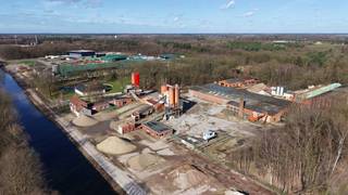 Het betreft een industrieel complex met veel potentieel en ruimte. Het heeft een unieke combinatie van betoncentrale met aanhorigheden,...