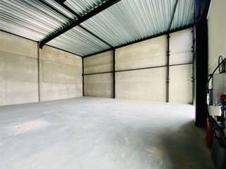 MAGAZIJN (UNIT 15) MET 5 PARKEERPLAATSEN TE DENDERMONDE Deze unit heeft een oppervlakte van ong. 233m² (18m op 13m) met privatieve parkingen (P11 TOT...