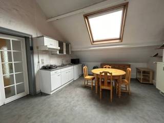 Alle info is te vinden op onze website www.connect-immo.be <br /><br /><strong><span>*FLAT V2 NABIJ HET CENTRUM VAN LEUVEN*</span></strong><br /><br />Op te frissen gelijkvloers appartement! Het gebouw is gelegen op een boogscheut van Leuven Centrum maar in de zeer gegeerde omgeving van Gasthuisberg en heeft een vlotte bereikbaarheid met het openbaar vervoer en tal van belangrijke verbindingswegen richting, Tervuren, Brussel en Leuven. Ook aan faciliteiten in de nabijheid geen gebrek!<br /><br />Het gebouw bestaat uit een autostaanplaats en fietsenstalling voor de deur gezien het gebouw teruggetrokken is, een garage een 1 slaapkamer appartement op verdieping 0 met een extra grote tuin, een ruim 1-slaapkamer appartement op verdieping 1 en een flatje op verdieping 2.<br /><br />Wie een ideale investering zoekt in de meest gegeerde buurt van Leuven is hier aan het goede adres!!<br /><br /><span><strong>Interesse of een bezoek ter plaatse? Dat kan ! </strong></span><br /><span><strong>Contacteer onze Expert Investeringsvastgoed Jacky: 0495 53 46 49 of jacky@connect-immo.be </strong></span><br /><br />EPC: 413 kWh/m² - 3232316<br />EPC: 260 kWh/m² - 3221214<br />EPC: 278 kWh/m² - 3232332<br />wg, gdv, gvkr, gvv