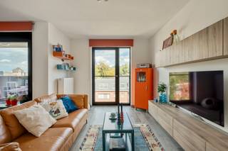 <p><strong>Wie graag rustig woont, maar het centrum van Lier toch dichtbij wil, zit hier goed. Want dit éénslaapkamerappartement ligt aan de stadsrand, binnen de ring - én in een rustige buurt. Je woont er bovendien aan de achterzijde van het gebouw, waar het net dat tikkeltje stiller is. Vanuit de leefruimte en het terras kijk je uit op groen - en in de verte piept ook de kerktoren boven de daken uit.</strong></p><p> </p><p><strong>Dit appartement bevindt zich op een derde en bovenste verdieping. Alles is rolstoelvriendelijk ontworpen en dankzij de lift is ook de ondergrondse verdieping vlot bereikbaar. Daar vind je niet alleen een privatieve berging, maar ook je eigen open autostaanplaats én een afgesloten fietsenstalling. Benieuwd? Kom binnen…</strong></p><p> </p><p><strong>Binnenkomen zonder verloren ruimte</strong></p><p></p><p>In de inkomhal werd slim omgesprongen met de beschikbare ruimte: de praktische ingemaakte kasten zijn ideaal om jassen, schoenen en andere spullen netjes uit het zicht te houden. Vanuit de inkomhal kom je in de open leefruimte. Dankzij de twee grote ramen valt daar bijzonder veel licht naar binnen, waardoor de leefruimte fris en aangenaam aanvoelt.</p><p></p><p><strong>Een open leefruimte met kleur</strong></p><p></p><p>De leefruimte vormt samen met de keuken en eetplek het hart van het appartement. De open indeling zorgt ervoor dat alles mooi met elkaar verbonden is, zonder dat het geheel benauwd aanvoelt. De keuken sluit daar naadloos bij aan en kreeg een kleurrijk tegeltje als vrolijk detail. Aan de eetplek vind je bovendien de toegang tot het terras.</p><p></p><p><strong>En over dat terras gesproken…</strong></p><p></p><p>Het terras is een ontzettend fijne extra buitenplek. Het ligt aan de rustige achterzijde van het gebouw en biedt de nodige privacy. Ideaal om even buiten te zitten - zonder dat je daarvoor je appartement hoeft te verlaten. Je kijkt uit op groen en wordt bovendien getrakteerd op een zicht op de kerktoren in de verte. Geen drukke straat voor je neus, wel een aangename blik naar buiten.</p><p></p><p><strong>Een slaapkamer om in thuis te komen</strong></p><p></p><p>Het appartement beschikt over één slaapkamer. Net als de rest van de woning is ook deze ruimte onderdeel van een praktische, compacte indeling die ervoor zorgt dat je alles bij de hand hebt.</p><p></p><p><strong>Groot gemak in de badkamer</strong></p><p></p><p>De badkamer is uitgerust met een ruime inloopdouche. Er is bovendien plaats voorzien voor de aansluiting van een wasmachine en droogkast. Zo hoef je voor je was niet naar de kelder of een aparte wasruimte.</p><p></p><p><strong>Praktisch tot onder de grond</strong></p><p></p><p>Ook praktisch zit dit appartement goed in elkaar. De lift brengt je van de derde verdieping helemaal tot in de ondergrondse verdieping. Daar beschik je over een privatieve berging en een open autostaanplaats in de afgesloten parking. Ook aan je fiets werd gedacht, met een afgesloten fietsenstalling die zich bovengronds bevindt. Bovendien stoeft dit appartement met een EPC-label B en is de elektrische keuring conform.</p><p></p><p><strong>Verliefd? Lier@ugly.be</strong></p>
