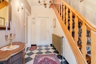 Charmante te renoveren woning op een perceel van 902 m², op wandelafstand van het centrum van Arendonk.<br /><br />Deze centraal gelegen woning biedt alle dagelijkse voorzieningen binnen handbereik en beschikt over een prachtige zuidwest gerichte tuin met maximale privacy. Een ideale opportuniteit voor wie op zoek is naar een pand met veel potentieel, gelegen op een mooie locatie.<br /><br />Via de inkomhal betreden we de leefruimte, ingedeeld in een gezellige zithoek en een apart eetgedeelte. Aansluitend bevindt zich een ruime veranda met annex overkapping, perfect om het hele jaar door te genieten van het zicht op de mooie tuin.<br /><br />Verder leidt de leefruimte naar de keuken en de praktische berging/wasplaats, die voorzien is van een inloopdouche en toilet. Daarnaast beschikt de woning over een droge kelder waar de boiler is geplaatst.<br /><br />Op de eerste verdieping treffen we drie slaapkamers, alle uitgerust met rolluiken, en een badkamer met bad, lavabo en verwarming. De woning beschikt bovendien over een opbergzolder waarop reeds 10 cm dakisolatie werd aangebracht.<br /><br />Aan de zijkant van de woning bevindt zich nog een garage met een automatische poort.<br /><br />Troeven:<br /><br />* Perceel van 902 m²<br />* Zuidwest gerichte tuin met veel privacy<br />* Centrale ligging nabij winkels, scholen en openbaar vervoer<br />* Drie slaapkamers<br />* Veranda met annex overkapping<br />* Kelder en zolder aanwezig<br />* Woning met veel renovatiepotentieel<br /><br />Deze woning is ideaal voor wie graag zijn eigen stijl en afwerking wil aanbrengen en daarbij wil genieten van een royale tuin en een centrale ligging.