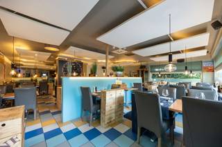 <p><strong>Karaktervolle handelswoning met ruime bovenliggende woonst</strong></p>
<p>Op een toplocatie aan de Gentsesteenweg, een belangrijke invalsweg richting Mechelen-centrum, vinden we dit karaktervolle pand. De E19, omliggende gemeenten en het historische centrum zijn snel bereikbaar, terwijl winkels, scholen en openbaar vervoer zich op een steenworp bevinden – ideaal voor zowel wonen als ondernemen</p>
<p>Het gelijkvloers is vandaag ingericht als een populair Italiaans restaurant (195 m²) met een uitnodigende open eetruimte, een elegante bar en een lichtrijke keuken met professioneel gasfornuis, handige bergruimte en twee gastentoiletten.</p>
<p>Op de eerste verdieping bevindt zich een ruime leefruimte met grote ramen en een volledig uitgeruste keuken met eethoek, drie slaapkamers, een badkamer met douche in bad en dubbele lavabo, plus een apart gastentoilet.</p>
<p>De tweede verdieping biedt een tweede woonkamer met keuken, een ruime wasplaats die ook als extra kamer of bureau kan dienen, een tweede badkamer met bad en dubbele lavabo, twee ruime slaapkamers en een apart toilet.</p>
<p>De zolder zorgt voor extra opbergruimte. Elke woonlaag geniet van eigen zijn eigen buitenruimte: een leuk aangekleed terras vooraan, een tuin met stockage achteraan, een aangenaam terras achteraan op de eerste verdieping en een knus terras vooraan op de tweede verdieping.</p>
<p>Parkeren kan comfortabel in de ruime garage via de Thiebroekstraat of op de achterliggende parking met twintig plaatsen voor bezoekers.</p>
<p><em>Met EPC-label D, 18 zonnepanelen en 2 batterijen is het pand energiezuinig en <strong>vrij van renovatieplicht,</strong> al vraagt het dak vernieuwing. Hiernaast kan het pand opgesplitst worden in 2 gezinswoningen.</em></p>
<p><strong>Troeven</strong></p>
<ul>
<li>Commerciële ligging met uitstekende zichtbaarheid</li>
<li>18 zonnepanelen én 2 batterijen</li>
<li>Ruime garage én parkeergelegenheid voor klanten</li>
</ul>