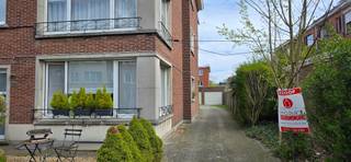 Het betreft hier een garagebox van 6 op 3m met wit gelakte metalen poort.