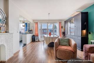 <p>Dit volledig gerenoveerd en instapklaar appartement met een bewoonbare oppervlakte van 82 m², beschikt over een praktische indeling, veel natuurlijke lichtinval en twee slaapkamers.<br />Bij het betreden van het appartement komen we in de centrale inkomhal, die toegang biedt tot de verschillende ruimtes. De ruime leefruimte geniet dankzij de grote raampartijen van veel natuurlijk licht en sluit mooi aan op de open keuken. Deze is volledig uitgerust met een enkele spoelbak, een gaskookvuur, een oven, een koelkast met diepvries en ingemaakte kasten. Verder beschikt het appartement over twee slaapkamers. De hoofdslaapkamer beschikt over een nieuw geïnstalleerd ventilatiesysteem. De kleinere slaapkamer biedt rechtstreeks toegang tot het gezellige terrasje van 5 m², waar u in alle rust van de buitenlucht kunt genieten.<br />De badkamer is voorzien van een enkele wastafel, een toilet en een bad met douchefunctie.</p><p>Extra: <br />- EPC B: 155 kWh/(m² jaar) uc: 20230704-0002935535-RES-1<br />- Elektriciteit conform<br />- Asbestveilig<br />- Automatische rolluiken<br />- Gemeenschappelijke kelder met privatieve bergruimte.<br />- P-score A, G-score A, VG, GVKV, GVKR, GMO, woongebied, maatregelenregister in opvraag</p><p>Dankzij de aangename lichtinval, de twee slaapkamers en de buitenruimte vormt dit appartement een ideale woonst voor starters, koppels of investeerders. Een bezoek is zeker de moeite waard!</p>