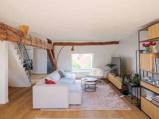 Stijlvol en lichtrijk appartement met uitzonderlijk terras in het historisch centrum van Gent.<br /><br />Gelegen in het hart van het historische centrum van Gent bevindt zich dit instapklare appartement met een bewoonbare oppervlakte van 134 m² en een royaal terras van 35 m². Een eigendom die zich onderscheidt door haar volumes, esthetiek en unieke buitenbeleving.<br /><br />Dankzij de grote raampartijen en de doordachte indeling geniet het appartement van een aangename lichtinval en een sterk ruimtelijk gevoel doorheen de leefruimtes. De stijlvolle afwerking en warme materialiteit zorgen voor een tijdloze en uitnodigende woonbeleving.<br /><br />Het appartement beschikt over twee volwaardige slaapkamers en een derde kamer die vandaag dienstdoet als bureau. Hedendaags wooncomfort wordt gegarandeerd dankzij onder meer airconditioning en een gunstige EPC-score B.<br /><br />De absolute troef van deze eigendom is ongetwijfeld het royale terras van 35 m², dat geniet van bijzondere zichten over de historische binnenstad en een zeldzame buitenruimte vormt op deze toplocatie.<br /><br />Een uitzonderlijke opportuniteit voor wie op zoek is naar ruimte, esthetiek en een unieke woonbeleving midden in het bruisende Gentse stadscentrum.