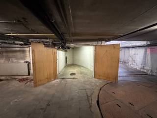 Immo Pické biedt U deze ondergrondse garage aan gelegen onder een appartements mede-eigendom. Het betreft een garagebox voor een kleine wagen met...