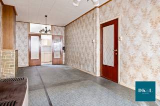 Bent u op zoek naar een ruime woning met tal van mogelijkheden? Dan is deze charmante rijwoning met een bewoonbare oppervlakte van ca. 132 m² zeker een bezoek waard.<br />Bij het binnenkomen wordt u verwelkomd in de inkomhal die toegang biedt tot een lichtrijke leefruimte. Aansluitend vindt u de keuken en een apart gastentoilet.<br />Op de verdiepingen beschikt de woning over maar liefst vier volwaardige slaapkamers, ideaal voor een gezin, hobbyruimte of thuiskantoor. De badkamer is voorzien van een douche en toilet.<br />Op het gelijkvloers, met een aparte toegang, bevindt zich een ruime berging die perfect kan dienen als fietsenstalling, stockage of extra praktische ruimte.<br />De woning is onderhevig aan de renovatieverplichting, wat u meteen de unieke kans biedt om deze volledig naar eigen smaak, comfort en hedendaagse normen te vernieuwen.<br />Kortom: een solide woning met veel ruimte en bijzonder veel potentieel voor wie op zoek is naar een renovatieproject met toekomst.<br />Bezoeken zijn steeds mogelijk op afspraak.