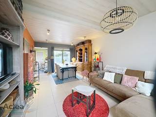 In de dorpskern van het charmante Waterland-Oudeman, een idyllisch polderdorpje te midden het Krekengebied, vinden we deze gezellige rijwoning...