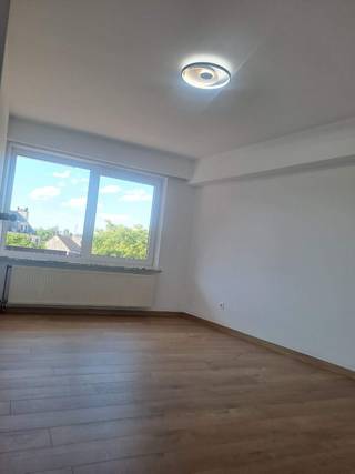 Mooi ruim appartement met 2 slpk,ruime woonkamer,keuken ,2 bergingen, 2 terrassen. <br />Zeer goed gelegen op 300m van station bus en trein en 350 van winkelstraat.<br />Bus stop voor de deur.<br />