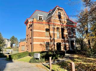 Deze exclusieve, gemeubelde penthouse met een royale bewoonbare oppervlakte van 119 m² bevindt zich op de tweede verdieping van de...