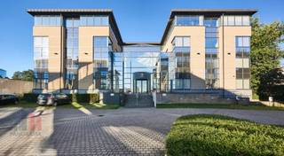 409 m² stijlvolle kantoorruimte te huur (en te koop).Uitstekend gelegen, vlak bij de op- en afrit van de R0 in Groot-Bijgaarden, met een vlotte...