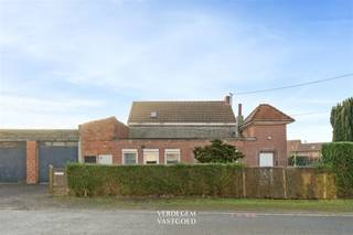 <p><span>Ligging</span><span><br />Toerist in eigen dorp, Boekhoute is een trekpleister voor fietsers en wandelaars. <br />Met de </span><span>Sint-Jorispolder, Laureinspolder, Kapellepolder en de Sint-Janspolder word je omringd door een uniek landschap.<br />Genieten kan op een van de vele terrasjes van het dorp met Bou-8 als een stille getuige van de voormalige haven, Geirnaertfeesten, kasteel Ter Leyen of mosselen in Philippine.<br />Met de wagen ben je via de N49 snel richting Brugge, Knokke, Gent of Antwerpen.<br /><br /></span><span>Renovatie, nieuwbouw of projectgrond voor 2 woningen<br /></span><span>Deze eigendom is gelegen op een perceel van 620m² met een uitstekende oriëntatie. <br />De bestaande woning komt in aanmerking voor renovatie of voor herontwikkeling, waarbij de realisatie van twee wooneenheden mogelijk is.<br /><br /></span><span>Troeven<br /></span><span>/ ligging in uniek dorp<br />/ perfecte oriëntatie<br />/ mooie perceelsgrootte<br />/ mogelijkheid om 2 woningen te realiseren<br /><br /><br /></span></p>
