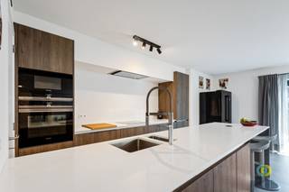 <p><span>Ontdek deze stijlvolle loft, gelegen in de voormalige kantfabriek Legrand in Vilvoorde, een karaktervolle historische site met een bijzonder verhaal. Het monumentale bedrijfsgebouw werd oorspronkelijk opgetrokken in 1912. In 2019 werd de site succesvol gereconverteerd tot een unieke woonomgeving waar industrieel erfgoed en hedendaags wooncomfort samenkomen. </span><span>Bij het binnenkomen wordt u meteen verrast door de royale leefruimte van maar liefst 58 m². Deze vormt één harmonieus geheel met de moderne en volledig uitgeruste keuken van 15 m². De combinatie van de ruime volumes en de karaktervolle architectuur zorgt voor een uitzonderlijk gevoel van ruimte en authenticiteit. Vanuit de leefruimte heeft u rechtstreeks toegang tot het aangename binnenterras, rustig gelegen aan de binnenzijde van het gebouw. Een ideale plek om in alle privacy van de buitenlucht te genieten. Via de nachthal bereikt u het slaapgedeelte. De ruime slaapkamer van 20 m² biedt voldoende plaats voor een comfortabel bed en extra kastruimte. Aansluitend bevindt zich de badkamer van 5,3 m², uitgerust met een praktische bad-douchecombinatie. Daarnaast beschikt de loft over een handige berging. Als extra troef bestaat er de mogelijkheid om een staanplaats bij aan te kopen.</span></p><p><span>Een unieke kans om te wonen in een stukje Vilvoords industrieel erfgoed, waar karakter, geschiedenis en modern wooncomfort samenkomen. Plan vandaag nog uw bezoek en ontdek deze bijzondere loft zelf.</span></p>