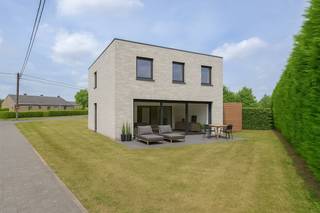 Deze bouwgrond is gelegen op een perceel van 917 m² en bevindt zich op een rustige en gunstige locatie in Waregem. Het perceel is geschikt voor het oprichten van één (of twee) nieuw te bouwen, open bebouwing (ééngezinswoning) met als nevenbestemmingen: kantoorfunctie, dienstverlening, vrije beroepen en handel mits de woonfunctie blijft behouden als hoofdfunctie en de complementaire functie een geringere oppervlakte beslaat dan de woonfunctie. Gelegen nabij scholen, buurtwinkels, handelszaken, openbaar vervoer etc. <strong>Er is geen bouwverplichting! In deze publiciteit vindt u een voorbeeldwoning die kan gerealiseerd worden op deze bouwgrond</strong>. Meer informatie omtrent de bouwvoorschriften zijn terug te vinden op onze website www.bordes.be. Pieter (BIV 515.887) organiseert voor deze woning/bouwgrond de bezoeken ter plaatse via 056 98 03 03.