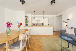<p>Te koop: gerenoveerd appartement in Oostende, Luxemburgstraat, met zijdelings zeezicht en op korte afstand van zee, duinen en openbaar vervoer.</p>

<p> </p>

<p>Dit volledig instapklare appartement, combineert een frisse renovatie met een unieke ligging. Vanuit de woonkamer geniet u van een zijdelings uitzicht op de zee, terwijl alle voorzieningen zoals winkels, restaurants en het station op wandelafstand liggen. Dankzij het EPC-label B is het energiezuinig en klaar voor direct gebruik.</p>

<p> </p>

<p>Belangrijkste ruimtes:<br />• Living met veel lichtinval en zijdelings zeezicht<br />• Volledig uitgeruste moderne keuken<br />• Drie slaapkamers, ideaal voor gezin of gasten<br />• Badkamer met verzorgde afwerking<br />• Nachthal met toegang tot de kamers<br />• Berging met technische ruimte<br />• Fietsenstalling<br />• Apart toilet<br />• Kelder voor extra opslag</p>

<p> </p>

<p>Troeven:<br />• Gerenoveerd en volledig instapklaar<br />• Zijdelings zeezicht vanuit de woonkamer<br />• Ligging nabij zee, duinen en openbaar vervoer</p>