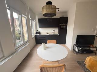 Volledig gemeubeld 1 slaapkamer appartement op de tweede verdieping regio Eilandje.<br /><br />Het appartement is gelegen op de tweede verdieping van een kleinschalig gebouw en is enkel toegankelijk met de trap. Het appartement is ingedeeld met een leefruimte die aansluit op de open keuken die voorzien is van vaatwasmachine, inductievuur, koelkast, diepvriesvak, dampkap en combinatie oven. Verder is er nog een slaapkamer met ingebouwde kasten waar de wasmachine instaat en een badkamer die voorzien is van een inloopdouche, lavabo en toilet. Het appartement is volledig gemeubeld.<br /><br />Meters gas, water en elektriciteit individueel.<br />De maandelijkse kosten bedragen €35,00.<br />BESCHIKBAAR VANAF 01 JANUARI 2027.