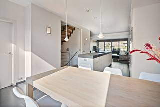 Duplex appartement van 141 m² gelegen boven een handelspand in het centrum van Ravels. <br /><br />Indeling:<br />We stappen binnen in de inkomhal welke via een trap toegang geeft tot de eerste verdieping. Deze bestaat uit een open keuken voorzien van alle toestellen, met aansluitend de eetplaats en bergruimte. De ruime zithoek met gezellige gashaard bevindt zich aan de achterzijde en geeft uit op het west gerichte terras.. Verder is er nog een praktisch bureauhoekje. <br /><br />Via de trap kom je tot de 2de verdieping welke bestaat uit een masterbedroom met ingemaakte kastruimte, een 2de slaapkamer en een badkamer met inloopdouche, wastafel en toilet.<br /><br />Bijzonderheden:<br />- Beschikbaar vanaf 1 mei 2026<br />- Kleinschalig gebouw bestaande uit een handelspand en 1 appartement<br />- Ruim west terras<br />- Centrale ligging