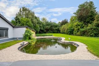 <p><span>Charmante woning in Wolvertem, een ideale gezinswoning met een ruime bewoonbare oppervlakte van 264m². Deze prachtige vier-slaapkamerwoning biedt een harmonieuze mix van comfort en elegantie, perfect voor iedereen die op zoek is naar een rustige en ruime thuisomgeving.</span></p><p><span>Bij binnenkomst ervaart u onmiddellijk de warme en uitnodigende sfeer, mede dankzij het prachtige houtwerk en de stijlvolle afwerking. </span></p><p><span>De ruime woonkamer en eetkamer verrijkt met een inbouwcassette en houten balken, biedt een adembenemend uitzicht op de idyllische tuin met vijver.</span></p><p><span>De keuken is volledig ingericht en biedt ruim voldoende werk- en opbergruimte. </span></p><p><span>Op de bovenverdieping bevinden zich drie ruime slaapkamers en één kleine slaapkamer, elk voorzien van grote ramen die zorgen voor veel daglicht en een aangename sfeer. Een ruime badkamer zorgt voor optimaal dagelijks comfort.</span></p><p><span>Bovendien beschikt de woning over een zolder die u tal van mogelijkheden biedt voor renovatie en uitbreidingsmogelijkheid, ideaal voor een vijfde slaapkamer, hobbyruimte of thuiswerkplek.</span></p><p><span>In de tuin, een oase van rust en natuurpracht, kunt u heerlijk ontspannen aan de rand van de vijver of op het terras. Hier vindt u ook een praktische garage met extra bergruimte.</span></p><p><span> </span></p><p><span>Deze woning heeft een ideale ligging omdat ze rustig en groen gelegen is en toch uitstekend bereikbaarheid biedt. Dankzij de centrale ligging dichtbij Brussel en de vlotte aansluiting met belangrijke invalswegen, geniet je van landelijke charme gecombineerd met stedelijke nabijheid. </span></p><p><span>Dit biedt u een unieke kans om te genieten van een comfortabel en stijlvol leven te midden van een prachtige en serene omgeving. </span></p><p><span>Mis deze kans niet en ontdek zelf de vele voordelen die dit huis te bieden heeft!</span></p><p><span> </span></p><p><span> </span></p><p><span> </span></p><p><span> </span></p><p><span> </span></p><p><span> </span></p><p><span> </span></p><p><span> </span></p><p><span> </span></p><p><span> </span></p><p><span> </span></p><p><span> </span></p><p><span> </span></p><p><span> </span></p><p><span> </span></p><p><span> </span></p><p><span> </span></p><p><span> </span></p><p><span> </span></p>