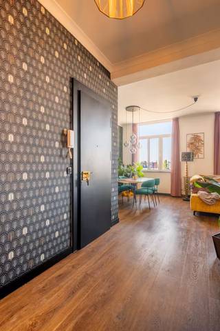 Dit aangename appartement is gelegen in de gegeerde Harmoniewijk te Antwerpen. Het beschikt over een lichtrijke leefruimte, een praktische keuken, een slaapkamer, een badkamer en zowel een zolder- als kelderberging. Het gebouw is voorzien van een lift, dubbele beglazing en gemeenschappelijke verwarming op gas.<br /><br />Dankzij de centrale ligging, nabij winkels, horeca, openbaar vervoer en het stadscentrum, is dit appartement zowel geschikt voor eigen bewoning als investering.<br /><br />Indeling.<br />Inkomhal: +/- 10,19 m², <br />Living: lichtrijke en aangename leefruimte, laminaat, +/- 22 m².<br />Keuken: volledig betegelde keuken, uitgerust met een dubbele spoelbak, voldoende kastruimte, keramische kookplaat, koelkast met vriesvak, combi-oven, vaatwasser, dampkap en aansluiting voor een wasmachine, +/- 9 m².<br />Slaapkamer: ruime en rustige slaapkamer, +/- 16 m², laminaat<br />Badkamer: voorzien van een inloopdouche, lavabo, hangtoilet en praktische opbergkasten.<br /><br />CV op gas, met meters.