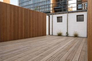 <p><span>Deze woning is gelegen op wandelafstand van het station en het centrum van Mechelen. Winkels, scholen, openbaar vervoer en andere voorzieningen bevinden zich in de onmiddellijke omgeving.</span></p><p><span> </span></p><p><span>Indeling</span></p><ul><li><span>Gelijkvloers:</span><span> inkomhal, gastentoilet, berging en een zeer ruime garage met automatische poort en wasplaats. Via de zijdeur bereikt u het gezellige terras.</span></li><li><span>1e verdieping:</span><span> lichtrijke leefruimte met een volledig ingerichte open keuken (kookplaat, dampkap, vaatwasser, koelkast en diepvriezer), afgewerkt met een Corian werkblad en een praktisch keukeneiland. Extra berging aanwezig.</span></li><li><span>2e verdieping:</span><span> 3 slaapkamers (2 ruime en 1 kleinere), badkamer met douche en lavabomeubel, apart toilet.</span></li></ul><p><span> </span></p><p><span>De woning is afgewerkt met kwalitatieve materialen, waaronder eiken trappen en vloeren (uitgezonderd keuken en badkamer).</span></p><p><span>Daarnaast zorgen de recent geplaatste zonnepanelen en warmtepomp voor een energiezuiniger wooncomfort.</span></p><p><span> </span></p><p><span>Troeven</span></p><ul><li><span>3 slaapkamers</span></li><li><span>Zeer ruime garage</span></li><li><span>Gezellig terras</span></li><li><span>Zonnepanelen en warmtepomp</span></li><li><span>Onmiddellijk beschikbaar</span></li><li><span>EPC: C</span></li></ul><p><span> </span></p><p><span>Interesse?</span></p><p><span>Neem gerust telefonisch contact met ons op om een bezichtiging in te plannen.</span></p><p><span> </span></p>