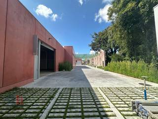 Fenomenaal gelegen <strong>KMO-unit</strong> met een oppervlakte van <strong>749 m²</strong> te koop op amper 300 m van de Doorniksesteenweg met een onmiddellijke verbinding naar de E17 op- en afrit Kortrijk-Zuid alsook de R8. Het station van Kortrijk situeert zich op amper 1,5 km.<br /><br />De gerenoveerde casco loods (brandklasse C) is voorzien van een sectionale poort met afzonderlijke toegangsdeur, lichtstraat en een polybetonvloer. Alsook aanwezigheid van een inpandige <strong>kantoorruimte.</strong> Het magazijn maakt deel uit van het KMO-project "WALLE", een hedendaagse herontwikkeling van de voormalige site van Belgian Industrial Carpets. Hier wordt karaktervol erfgoed gecombineerd met hedendaagse kwaliteit en comfort.<br /><br />De site wordt uitgerust met een<strong> centraal warmtenet</strong> waarbij alle entiteiten genieten van een <strong>duurzaam energiegebruik</strong>. Ruime parkeer- en manoeuvreerruimte met aanwezigheid van <strong>8 privatieve parkeerplaatsen</strong> en mogelijkheid tot het plaatsen van laadpalen (de verkoopprijs betreft aanbod inclusief parkeerplaatsen) . Onmiddellijk beschikbaar!<br /><br />Contacteer <strong>PANORAMA B2B</strong> voor bijkomende inlichtingen, plannen of een vrijblijvend plaatsbezoek <strong>056 222 256</strong>.