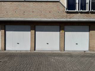 Gelijkvloers appartement te huur met een praktische indeling bestaande uit een inkomhal, lichtrijke woonkamer, keuken, twee slaapkamers en een badkamer. De woning beschikt over een zeer ruime privatieve tuin waar u in alle rust kunt genieten van het buitenleven. Daarnaast is er een garage aanwezig die ideaal kan dienen als opslag- of bergruimte, evenals een private staanplaats voor het gebouw. Dankzij de combinatie van comfortabele woonruimtes, een uitzonderlijk grote tuin en voldoende parkeermogelijkheden biedt dit appartement een aangename woonomgeving voor wie op zoek is naar rust en comfort. Huurprijs: 915 euro + 95 euro gemeenschappelijke kosten. Beschikbaar vanaf 01/09/2026.
