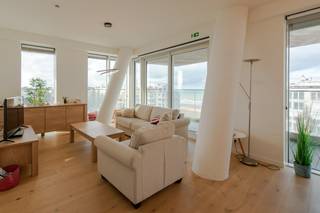 Magnifique 2 slaapkamer hoekappartement te koop op de 7de verdieping gelegen langs de Leopold Van Tyghemlaan te Oostende. Gelegen vlakbij het zee...