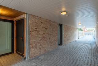 <p>Dit moderne triplex appartement heeft een speelse indeling en een ruime opzet. Het appartement is instapklaar en voorzien van alle comfort.</p>
<p>Via een hardstenen trap bereikt u het appartement. U komt binnen in de hal, waar een praktische ingebouwde garderobekast is voorzien en een apart toilet aanwezig is.</p>
<p>Via de stijlvolle stalen deur komt u binnen in een ruimte die perfect kan dienen als eetkamer. Deze ruimte is voorzien van een aansluiting voor televisie. Vanuit de eetkamer loopt u door naar de keuken. De keuken beschikt over een tegelvloer, veel opbergruimte en kwalitatieve toestellen, waaronder een Siemens vaatwasser, een combi-oven, een inductiekookplaat van Novi en een koelkast met vriesvak. Aansluitend vindt u een praktische berging met aansluiting voor wasmachine en droogkast.</p>
<p>De woonkamer bevindt zich ook op deze verdieping en is bereikbaar via de keuken. Dankzij een grote schuifpui heeft u toegang tot het aangename dakterras, waar u in alle rust kan genieten van de buitenruimte.</p>
<p>Via de trap bereikt u de tweede verdieping. Hier zijn twee slaapkamers, beide afgewerkt met een laminaatvloer en voorzien van airconditioning. Bovendien zijn in beide kamers aansluitingen voor internet en televisie aanwezig. De badkamer is uitgerust met zowel een ligbad, een inloopdouche als een dubbele wastafel. Daarnaast is er een apart toilet voorzien.</p>
<p>Een vaste trap leidt naar de bovenste verdieping, waar zich nog een extra kamer bevindt. Deze ruimte is ook voorzien van airconditioning en aansluitingen voor internet en televisie en kan perfect dienen als derde slaapkamer, bureau of hobbyruimte.</p>
<p>Het appartement is aangesloten op zonnepanelen en beschikt over een energiezuinige warmtepomp. Verder is er een individuele berging op het parkeerterrein, een gemeenschappelijke fietsenstalling en een aparte ruimte voor afvalcontainers. Per appartement is een parkeerplaats voorzien, waarvan sommige uitgerust zijn met een laadpaal.<br /><br />De servicekosten bedragen 25 euro per maand.<br /><br />Heeft u interesse? Neem contact met ons op voor meer informatie of om een bezoek in te plannen.</p>