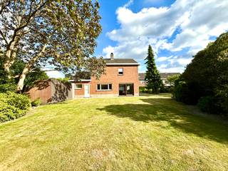 TOPgelegen degelijke VILLA met extra bouwgrond op 1137m2. Aan het Villapark gelegen degelijke te renoveren woning met alle PRIVACY. Grote tuin en extra naastliggende bouwgrond, straatbreedte 35m. INDELING: inkom en traphal, toilet, lichtrijke leefruimte, keuken met kelder, garage. Op het verdiep bevinden zich de overloop, badkamer, 3/4 slaapkamers. Grote zolder met extra potentieel. TROEVEN: TOPLOCATIE in Waregem, tuin met privacy, prachtige bomen, betonnen gewelven. Bezoek na afspraak met IMMO BEGUIN: loic@immobeguin.be