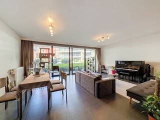 Dit ruim en lichtrijk appartement met 1 slaapkamer en terras in residentie Artevelde Garden is gelegen op een unieke ligging nabij Portus Ganda, Sint-Anna en het Zuid.Deze optimale ligging biedt u tal van troeven. Zowel Gent-centrum, die op wandelafstand gelegen is alsook de vlotte verbinding naar de E17-E40.Indeling: inkomhal - slaapkamer - badkamer met dubbele lavabo, douche en toilet - apart toilet - geïnstalleerde open keuken (vaatwasmachine, koelkast, combioven, kookplaten, dampkap) - berging met aansluiting voor wasmachine - ruime leefruimte - terras - kelderberging.Ondergrondse autostaanplaats bij te huren aan 75,00 euro per maand.Gemeenschappelijke kosten bedragen 70,00 euro per maand.Beschikbaarheidsdatum: 01/09/2026