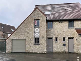 Deze prachtige instapklare woning met vier slaapkamers, twee badkamers en twee garages biedt alle nodige comfort. De woning is gelegen op een rustige locatie, maar toch dicht bij het centrum van Brugge.Indeling: Glvl: inkom met apart toilet - woonkamer (33 m²) - keuken (9 m² voorzien van combi-oven, frigo, diepvries, inductiekookplaat, vaatwas en spoelbak) - inpandige garage (22 m²) met zolder - ruime binnenkoer 1°V: slaapkamer 1 (16 m²) - badkamer (6 m²) voorzien van ligbad met douche en dubbele lavabo - slaapkamer 2 (10 m²) - slaapkamer 3 (9 m²) - apart toilet 2°V: slaapkamer 4 (17 m²) met bureautablet - badkamer met inloopdouche, toilet en dubbele lavaboAlgemeen:- Huurprijs: € 1.450,00/maand inclusief 2 garages- Provisie VME Sentillenpark: € 10,00/maand- Beschikbaar vanaf: 01/03/2026De snelste manier om een bezoek te brengen aan dit pand? Vraag je bezoek aan via de rode knop op onze website (www.dewaele.com) en je wordt gecontacteerd door onze verhuurexpert Broes.Telefonisch kunnen er geen afspraken gemaakt worden. Bij andere vragen kun je ons telefonisch contacteren via 050 444 999.