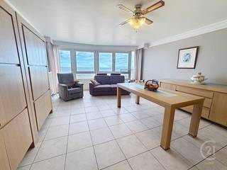 In residentie Acapulco in Westende-Bad bevindt zich dit uitzonderlijk ruime appartement met een adembenemend zicht op zee. Bij het binnenkomen komt u terecht in een royale inkomhal die uitgeeft op de lichtrijke leefruimte met open keuken, waar het panoramische zeezicht onmiddellijk de aandacht trekt en elke dag opnieuw een vakantiegevoel oproept.<br />Via de gang bereikt u een apart gastentoilet en een ruime badkamer die voorzien is van een douche en aansluitingen voor wasmachine en droogkast. Verder bevinden zich drie volwaardige slaapkamers, twee daarvan hebben elk rechtstreeks toegang tot het grote terras aan de achterzijde. Dit terras vormt een oase van rust, ideaal om in alle privacy te genieten van de zon.<br />Een bijkomend voordeel zijn de twee privatieve bergingen in de kelderverdieping, die zorgen voor extra comfort en opbergruimte. Er is in het gebouw een gemeenschappelijke fietsenberging aanwezig. Bovendien bestaat de mogelijkheid om een garage aan te kopen voor €55 000 in 't Jonckershof, wat dit appartement nog aantrekkelijker maakt.
