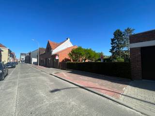 Geluwe: huis met 2 slaapkamers, garage en tuin te koop<br /><br />indeling:<br />Inkom, slaapkamer vooraan, living, slaapkamer achteraan, badkamer, veranda, keuken, kelder, garage, tuin met terras, 2x buiten berging en zolder (3 potentiele slaapkamers mogelijk)<br /><br />troeven:
<ul><li>zeer veel lichtinval</li><li>veel potentieel</li><li>prachtige tuin</li><li>kelder</li><li>garage</li></ul>
<br />renovatieplicht<br /><br /><br /><br /><br />