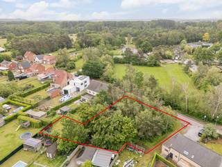 Bent u op zoek naar een ruim perceel voor de bouw van uw droomwoning en dit op een rustige, maar vlot bereikbare locatie in Werchter? Dan is deze bouwgrond van 14a60ca (kadaster 18a86ca) ongetwijfeld een bezoek waard.<br /><br />Met een straatbreedte van maar liefst 36 meter biedt dit perceel tal van mogelijkheden voor het realiseren van een ruime vrijstaande woning met een mooie tuin en optimale privacy.  De ligging vormt een belangrijke troef. U woont hier in een groene omgeving, terwijl scholen, winkels, openbaar vervoer en belangrijke verbindingswegen zich in de nabije omgeving bevinden. Hierdoor combineert deze bouwgrond het beste van twee werelden: rustig wonen met alle dagelijkse voorzieningen binnen handbereik.<br /><br />Indien u extra informatie wenst of interesse heeft in deze bouwgrond kan u contact opnemen via janschrijvers@immojanstas.be of 0495 18 95 81.<br /><br />Bijkomende info (kadaster, bodemattest, Vgi,...) kan U hier downloaden ?