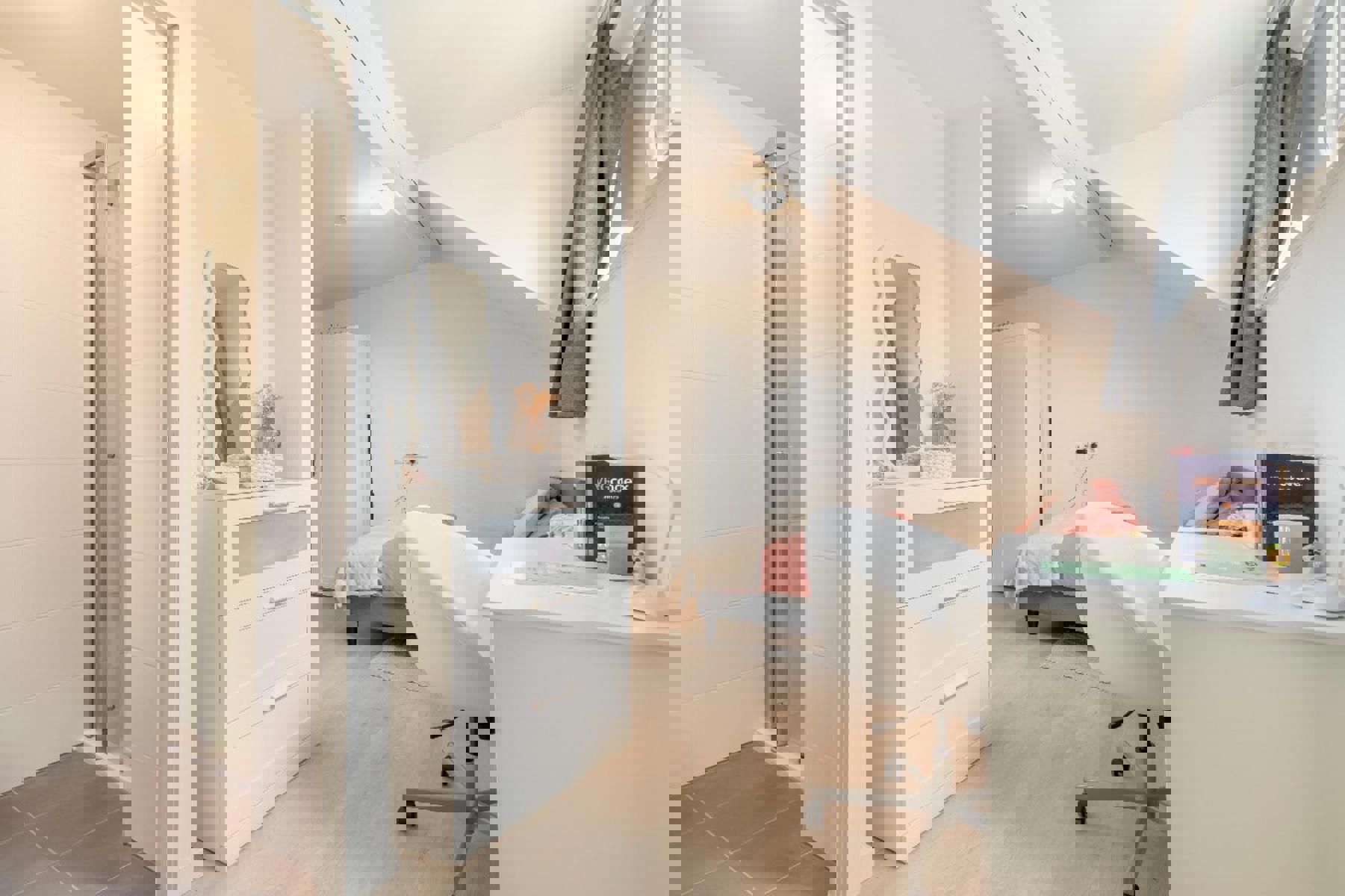 Gezellige en ruime studentenkamer met eigen sanitair - foto 1