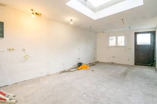 Een goed gelegen rijwoning met zij - doorgang naar tuin, openbaar vervoer (bus - trein) op wandelafstand, gelegen in de Molenstraat te Lot!<br />Bestaat uit:<br />Op het gelijkvloers: living (15,29m²), eetplaats (11,86m²), in te richten keuken met ontbijthoek (18,80m²), douchekamer (lavabo, douche, toilet);<br />Op de eerste verdieping: 2 slaapkamers (15,44m² - 11,66m²); <br />Verder: ruime inrichtbare zolder (26,66m²), kelder (13,59m²), terras, tuinhuisje (5,61m²), zij - doorgang naar tuin.<br />Buitenschrijnwerk hout + PVC dubbele beglazing - Verwarming met pellet kachel (alle voorzieningen voor plaatsen CV aanwezig)<br />EPC:532 Kwh/m² - UC: 20210921<br />Perceeloppervlakte: 2a 95ca - K.I.: 433 EUR (NG) / 807 EUR (2021)<br />Nutsvoorzieningen: water, gas, elektriciteit (D+N), riolering<br />Stedenbouwkundige inlichtingen aangevraagd.