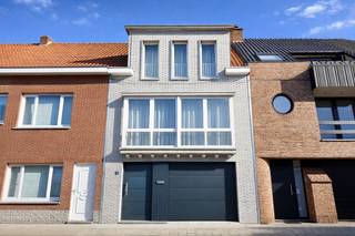 Deze ruime, instapklare woning is centraal en optimaal gelegen op een boogscheut van de Markt, het winkelcentrum en het natuurdomein, Het Leen. Deze bel-étage is een ideale gezinswoning voor wie houdt van rust en toch graag kort bij het bruisende centrum van Eeklo vertoeft.

Op het gelijkvloers is een aparte wasruimte die tevens fungeert als berging en een grote inpandige garage. In de garage kan u ook uw fietsen stallen.  
De traphal leidt u naar de eerste verdieping, hier geniet u een apart gastentoilet, een grote leefruimte met eetplaats en zitplaats en een ingerichte keuken. Vanuit de eetplaats heeft u toegang tot het terras.
Drie ruime slaapkamers en de badkamer bevinden zich op de tweede verdieping. 

De tuin met deels overdekt terras zal u verrassen! Hier geniet u met familie en vrienden van een gezellig drankje en hapje.

Wilt u een bezoek brengen aan deze woning?
Bel Unicum via het nummer  09 336 16 15 of mail naar info@vastgoedunicum.be, wij helpen u graag verder!

Virtuele rondleiding?
https://youtube.com/shorts/IHOdpUogJxY