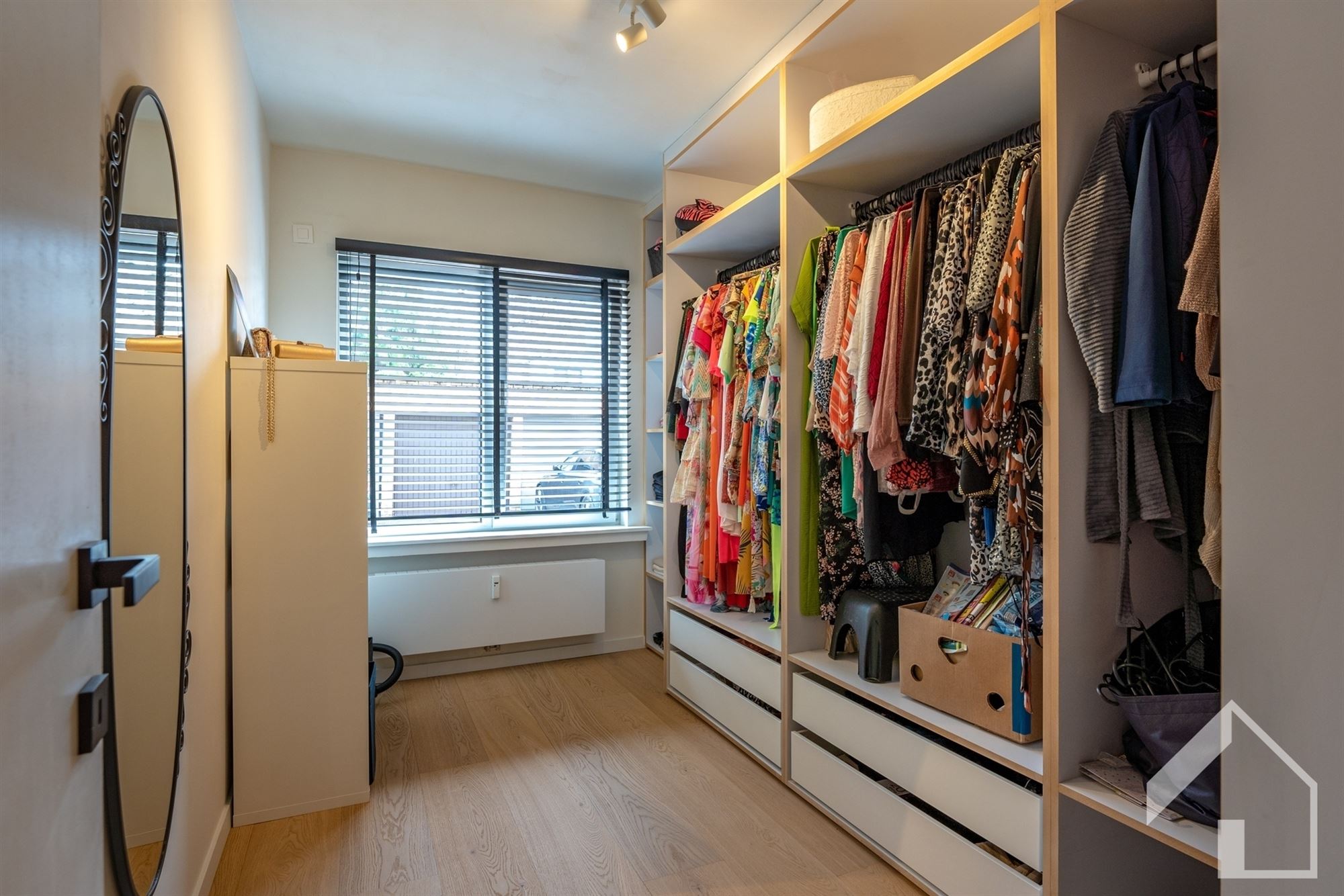 Totaal gerenoveerd gelijkvloersappartement met 2 slaapkamers en garagebox - foto 4