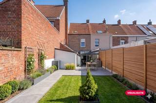 Welkom in deze charmante woning uit 1918, boordevol karakter en mogelijkheden. Met een bewoonbare oppervlakte van 138 m² biedt deze woning een mooie basis voor wie op zoek is naar ruimte, authenticiteit en toekomstpotentieel.De woning beschikt momenteel over twee volwaardige slaapkamers. De ruime zolderverdieping biedt bovendien tal van mogelijkheden en kan perfect worden ingericht als derde en zelfs vierde slaapkamer, hobbyruimte of thuiskantoor.Achteraan geniet u van een ruime stadstuin, een absolute troef voor wie graag buiten vertoeft. Hier kan u in alle rust ontspannen, tuinieren of gezellig samenkomen met familie en vrienden.Extra pluspunten: de ramen werden reeds vernieuwd, de elektrische installatie beschikt over een conforme keuring én er is geen renovatieverplichting van toepassing. Dit zorgt voor extra gemoedsrust bij aankoop.Dankzij de solide structuur en authentieke elementen vormt dit de ideale woning voor wie op zoek is naar een karaktervolle thuis die men verder naar eigen smaak kan inrichten of moderniseren.Bent u op zoek naar een woning met charme, ruimte en uitbreidingsmogelijkheden? Dan is dit pand zeker een bezoek waard!Indeling van het huis:Gelijkvloers: - inkom met gastentoilet- woonkamer - eetkamer- keuken - wasplaats- badkamerEerste verdieping:- nachthall- 2 slaapkamersTweede verdieping: - zolderruimte met mogelijkheid tot derde en of vierde slaapkamerTroeven van het huis: - Geen renovatieverplichting - Conforme elektrische keuring- Gelegen nabij het centrum van Roeselare- Mogelijkheid tot 4 slaapkamers- Leuke stadstuin- Vlotte bereikbaarheid naar het centrum van Roeselare en invalswegen, E403, scholen en opbaar vervoer, ...Deze AI-visualisaties zijn bedoeld als inspiratie. Er werd geen rekening gehouden met technische specificaties, stedenbouwkundige voorschriften of de concrete mogelijkheden tot realisatie.