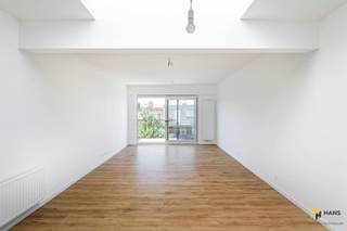 Gerenoveerd appartement (94 m²) met 2-3 slaapkamers en terras (8 m²) in Merksem. Dit pand ligt centraal, op wandelafstand van het Runcvoortpark, en...