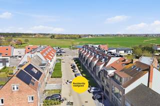 Op zoek naar een instapklaar tweede verblijf aan zee of een slimme investering? Dit lichtrijke appartement op de tweede verdieping in Vosseslag (De Haan) combineert rust, comfort en een topligging op wandelafstand van strand, bos en tramhalte.<br /><br />Het appartement, gebouwd in 1980 en met een bewoonbare oppervlakte van 65 m², werd reeds deels gerenoveerd: het dak en de veluxramen werden vernieuwd in 2021 en elk appartement beschikt over een aparte boiler. Dankzij het gunstige EPC-label B (169 kWh/m² jaar) is er geen renovatieplicht. Bovendien is het pand asbestveilig. <br /><br />De gezellige woonkamer geniet van veel lichtinval via een dubbel raam en velux en geeft toegang tot de afgewerkte zolderverdieping, ideaal als extra slaap- of bergruimte. De ingerichte keuken beschikt over alle nodige toestellen. Verder zijn er een badkamer met ligbad en aansluiting voor wasmachine, een apart toilet en een ruime slaapkamer met toegang tot het balkon.<br /><br />Er is geen lift aanwezig in het gebouw. De gemeenschappelijke doorgang biedt plaats voor fietsen (met voorziene haken).<br /><br />Neem voorsprong met een vrijblijvende en gratis schatting van uw eigendom via:<br />http://www.residentievastgoed.be/gratisonlineschatten