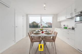 <h2><span>Te koop: Woning 24</span></h2><p><span>De Strandloper Bredene aan Zee</span><span><br /></span><span>±75 m² bewoonbaar | 3 slaapkamers | ZW-georiënteerde tuin</span></p><p><span>Een naar eigen smaak af te werken </span><span>gesloten </span><span>vakantiewoning in het recente kustproject </span><span>De Strandloper</span><span>.<br />Hier geniet je dagelijks van </span><span>rust, zee &amp; duinen</span><span> op wandelafstand van het strand.</span></p><h3><span>Volledig afgewerkt &amp; meteen instapklaar</span></h3><ul><li><span>75 m²</span><span> optimaal ingedeelde leefruimte</span></li><li><span>3 volwaardige slaapkamers</span><span> ideaal voor gezin &amp; verhuur</span></li><li><span>Zuidwest-georiënteerde tuin</span><span> zon &amp; privacy</span></li><li><span>Duurzame en energiezuinige technieken</span></li><li><span>Parkeerplaats</span><span> ( 15.000) niet in prijs inbegrepen</span></li><li><span>Uitstekende verhuurmarkt</span><span> in Bredene aan Zee</span></li><li><span>Topligging</span><span>: duinen &amp; strand vlakbij, winkels op wandelafstand</span></li></ul><p><span>Een zeldzame kans: </span><span>nieuw én strategisch gelegen</span><span>.</span></p><h3><span>Indeling &amp; afwerking</span></h3><ul><li><span>Lichtrijke </span><span>open leefruimte</span><span> met zicht op tuin</span></li><li><span>Moderne </span><span>volledig uitgeruste keuken</span></li><li><span>Strakke badkamer met:</span><ul><li><span>Hangtoilet</span></li><li><span>Douche in mineraalcomposiet + handdouche</span></li><li><span>Badkamermeubel + spiegel</span></li></ul></li><li><span>Warmtepomp lucht/lucht</span><span> + </span><span>warmtepompboiler</span></li><li><span>Zonnepanelen</span><span> voor lagere energiekosten</span></li><li><span>Duurzame, onderhoudsvriendelijke materialen</span></li><li><span>Individuele waterteller alles privé geregeld</span></li></ul><p><span>Hier woon je </span><span>comfortabel, zorgeloos en toekomstgericht</span><span>.</span></p><p><span>Bredene: natuur, rust &amp; bereikbaarheid</span></p><p><span>De ideale balans tussen vakantiegevoel en wooncomfort:</span></p><ul><li><span>Uitgestrekte duinen en strand als achtertuin</span></li><li><span>Veilig &amp; rustig domein</span></li><li><span>Horeca, winkels en recreatie </span><span>op wandelafstand</span></li></ul><p><span>Perfect als:<br />Tweede verblijf<br />Investering met hoog rendement<br />Gezinsvriendelijke kustuitvalsbasis<br />Parkeerplaats optioneel: </span><span>15.000</span><span>€</span></p><p><span> </span></p><p><span> </span></p><p><span> </span></p><p><span> </span></p><p><span> </span></p><p><span> </span></p>