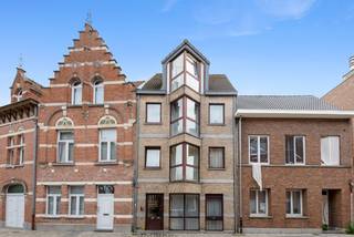 Centraal gelegen opbrengsteigendom (bouwjaar 1993) in centrum Niel, bestaande uit : Gemeenschappelijke inkomhall met meterkast, GLVL :...