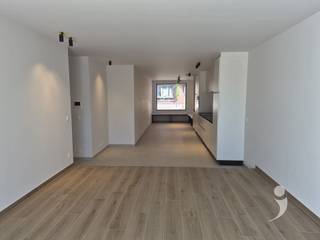 <p><span>Ruim nieuwbouw 2 slaapkamer appartement op gelijkvloerse verdieping met centrale ligging. Dit appartement is makkelijk bereikbaar van op de grote inkomhal en heeft ook een lift voor de kelder.<br />Dankzij de ligging in het hart van Kessel-Lo is deze woning op wandel afstand van openbaar vervoer en centrum Leuven.<br /><br />Het appartement heeft een ruime inkom met vestiaire ruimte en een apart toilet. <br />De nachthal gaat via de slaapkamers, een garage en een badkamer.<br />Er is en mooie, lichtrijke leefruimte met fijn uitzicht op een zonnig terras, een tuintje en een tuinhuis.<br />De keuken is voorzien van allerhande handige ingebouwde toestellen ( Afwasmachine, kookplaat, wastafel, oven, combi oven, frigo)<br />Alsook is deze keuken voorzien van veel kasten en een super aangename eetplaats. <br />Er zijn 2 ruime slaapkamers.</span></p><p><span><br />De badkamer is voorzien van een dubbele wastafel, een inloopdouche, een handdoekenverwarming.<br />Naast de keuken is er een berging met wasplaats voorzien en extra bergruimte.</span></p><p><span><br />Tevens is er een privatieve kelder alsook gemeenschappelijk afvalhok, een fietsenstalling en uiteraard een grote privatieve garage.<br /><br />Onmiddelijk beschikbaar voor lange duur overeenkomst.<br />Dit appartement is </span><span>niet</span><span> bemeubeld.<br />De gemeenschappelijke lasten bedragen 75€ per maand.<br /><br />Al het verbruik van energie/water is ten laste van de huurder.<br /></span><span>Dit hyper afgewerkte appartement heeft een zeer gunstige EPC.</span></p><p><span>Ramen zijn voorzien van raam decoratie en alle verlichting is reeds aanwezig.</span><span><br /><br />Interesse? Vraag uw bezoek aan via onze website.</span></p><p><span> </span></p>