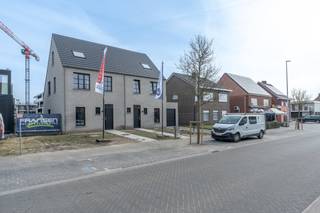 <p><strong><span>Geniet nu nog van 6 % BTW ipv 21 % BTW! </span></strong></p>
<strong>Domein Neerhof </strong>is zeer gunstig gelegen in het binnengebied tussen de Neerstraat en Steenweg op Mol. Gesitueerd in een <strong>rustige en</strong> <strong>aangename parkomgeving</strong> maar in de directe nabijheid van het <strong>centrum van Oud-Turnhout</strong> met winkels, horeca en openbaar vervoer op wandelafstand en met een vlotte bereikbaarheid naar de <strong>autostrade E34 Antwerpen-Eindhoven</strong>.<br /><br />Het geheel bestaat uit verschillende aparte blokjes van <strong>kwalitatieve &amp; ruime appartementen</strong> met <strong>grote zonnige terrassen </strong>en enkele aangename <strong>nieuwbouwwoningen</strong>.<br /><br />Deze luxueuze woningen worden allen <strong>super zuinig gebouwd met E peil 20</strong> waardoor men de eerste 5 jaar geen onroerende voorheffing moet betalen. Dit strenge E peil wordt behaald door gebruik te maken van de nieuwste technieken zoals <strong>lucht-water warmtepompen ,</strong> <strong>vloerverwarming, ventilatiesysteem enz.</strong> Uw maandelijkse verbruik wordt hierdoor tot het min. herleid.<br /><br />Zij worden <strong>zeer degelijk gebouwd </strong>en <strong>volledig en tijdloos ingericht.</strong> Zodat u enkel nog hoeft te schilderen.<br /><br />Oppervlaktes <strong>rond 200 m² </strong>met <strong>5 slaapkamers en afgemaakte tuin.</strong><br /><br />Voor het gemak van de bewoners werd een <b>eigen garage </b>voorzien.<br /><br />Bezoek deze woningen op afspraak.<br /><br />Contacteer ons via <strong>info@dilegno.immo of 014/70 73 23 </strong>of spring binnen op ons kantoor in Oud-Turnhout, gelegen aan het project zelf.